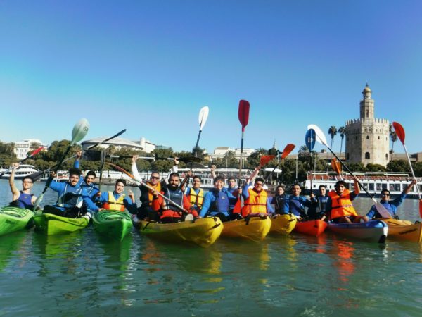 Kayak en el río Guadalquivir, Sevilla, España