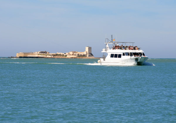Catamarán por la tarde Castillo Santci Petri y Parque Natural, Cádiz, España