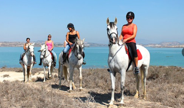 Ruta a caballo Embalse de la Pedrera en Alicante, España