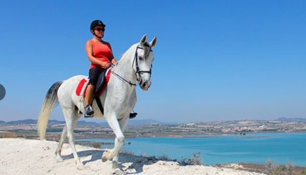 Ruta a caballo Embalse de la Pedrera en Alicante, España