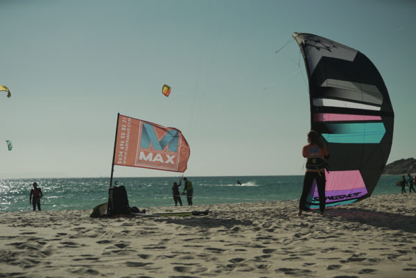 Curso semiprivado de iniciación al kitesurf en Tarifa, España