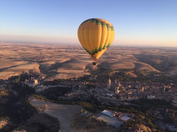 Especial Parejas Segovia - Noche hotel para dos + Vuelo en globo sobre Segovia