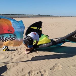 alumno kitesurf cadiz montando cometa